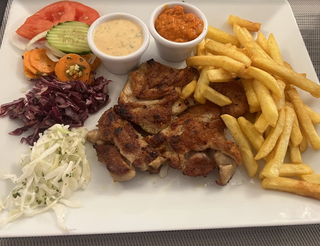 Gegrilltes Hähnchen mit Pommes, Salat und Soßen – Restaurant Schillerhof Pnishi
