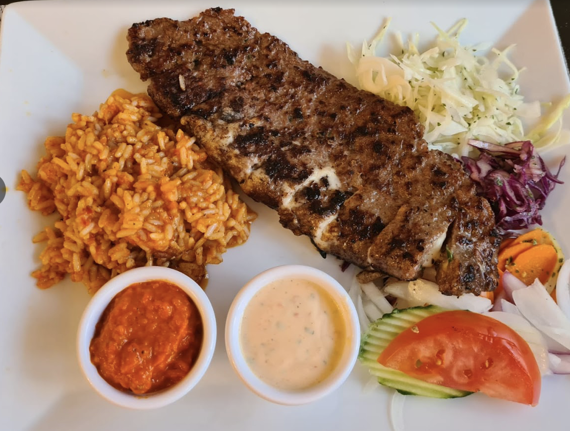 Gegrilltes Fleisch mit Djuveč-Reis, Ajvar und Soßen – Restaurant Schillerhof Pnishi