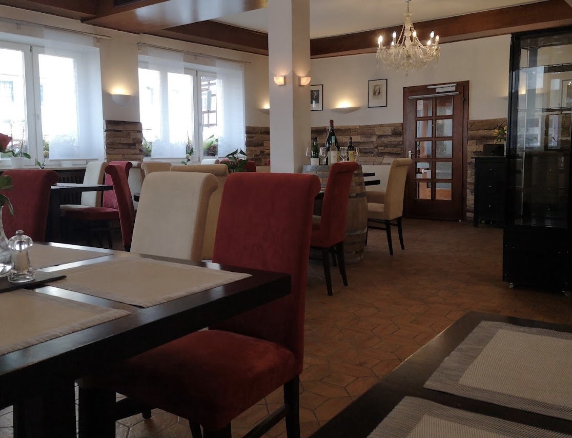Gemütlicher Gastraum im Restaurant Schillerhof Pnishi – Marbach am Neckar