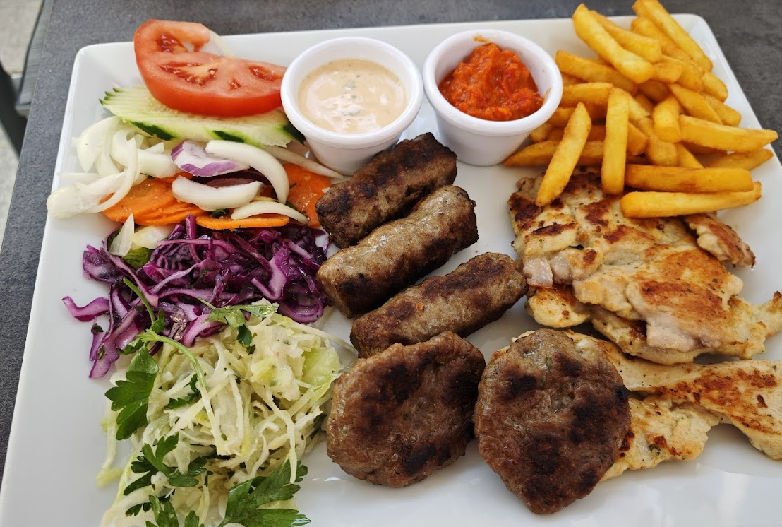 Balkan Teller mit Ćevapčići, Ćyfte, Puten- und Hähnchenfilet