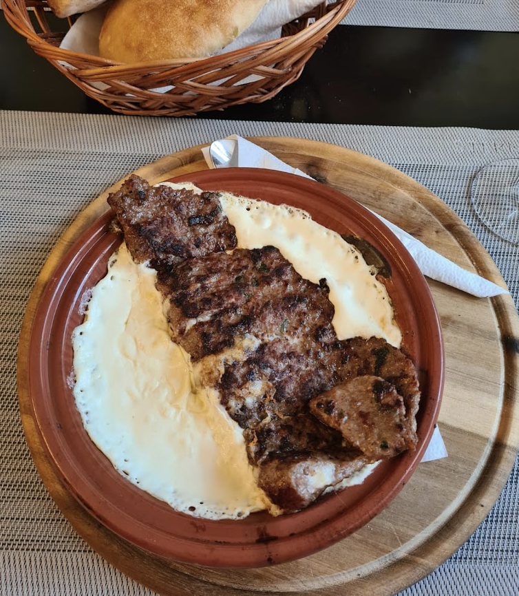 Ćyfte – würzige Grillfrikadellen in Kajmak