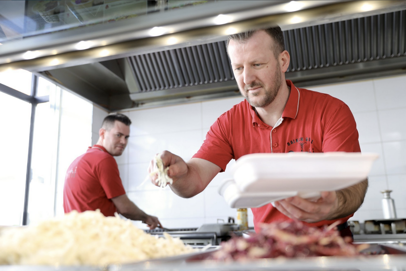 Frische Zubereitung am Holzkohlegrill – Balkan Grill Pnishi, Winnenden