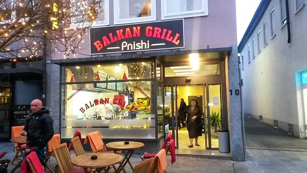Balkan Grill Pnishi von außen mit beleuchtetem Schriftzug und Terrasse, Marktstraße 10, Winnenden